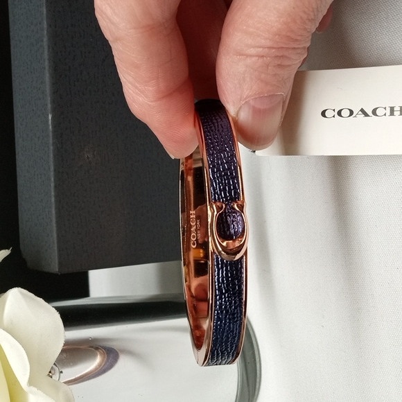 COACH ENAMEL BRACELET IN MIDNIGHT BLUE LEATHER WITH ROSE GOLD HARDWARE - Picture 3 of 12